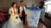 Жених и невеста на участке для голосования в городе Духок, 25 сентября 2017