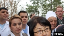 Глава временного правительства Кыргызстана Роза Отунбаева посещает в больнице пациентов, пострадавших в беспорядках. Бишкек, 9 апреля 2010 года.