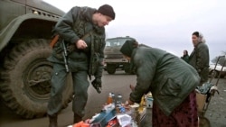 Российский военный проверяет рынок в Чечне, 2000 год