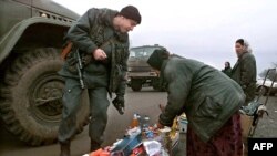 Российский военный проверяет рынок в Чечне, 2000 год