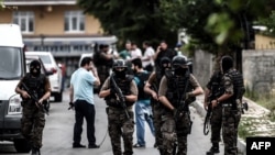 Турецкий спецназ в ходе рейда в Стамбуле, 10 августа 2015 года.