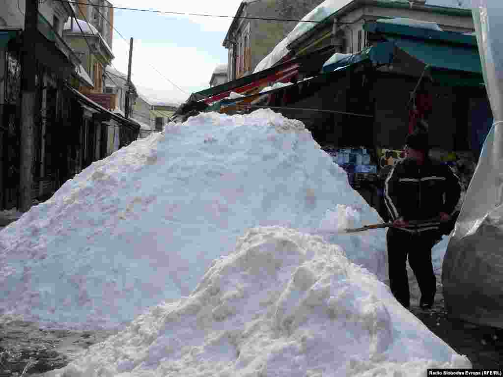 Широк Сокак во Битола, затрупан со снег.