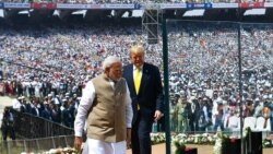 دونالد ترامپ در بزرگترین استادیوم کریکت جهان در ایالت گجرات و زادگاه نارندرا مودی، در برابر صد هزار جمعیت، نخست‌وزیر هند را به عنوان «رهبری استثنایی و قهرمان بزرگ هند» ستود.