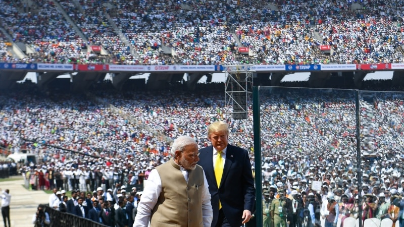 Tramp hvalio indijskog premijera Modija na skupu na stadionu
