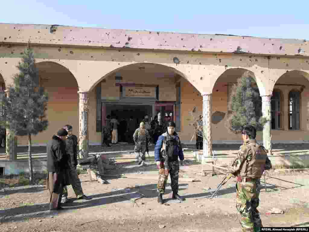АВГАНИСТАН - Десет луѓе, меѓу кои четири жени и едно дете, загинаа во експлозија на бомба поставена на пат во источен Авганистан, соопштија денеска властите. Тоа се случило во проблематичната област Џахати во провинција Газни.