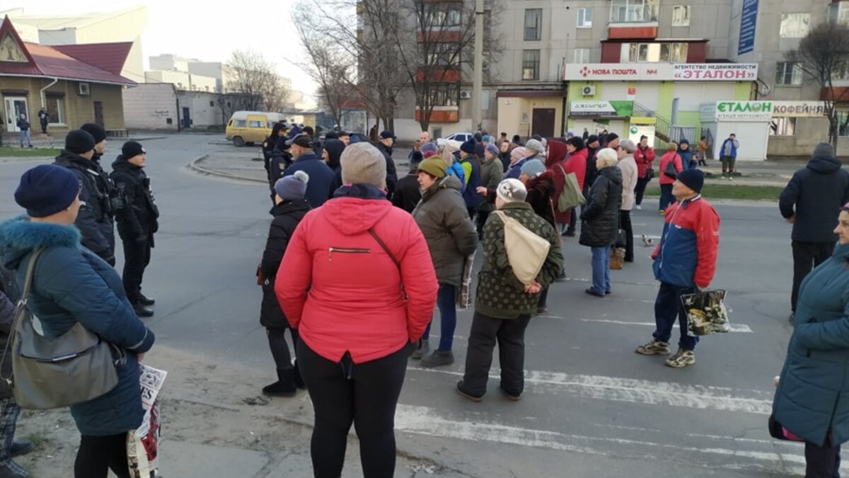 v-severodonecke-lyudi-vyshli-na-protest-izza-karantina-na-torgovlyu-vlasty-dala-vremya-do-vechera В Северодонецке люди вышли на протест из-за карантина на торговлю, власть дала время до вечера