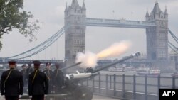 Pjesëtarët e kompanisë së nderit të artilerisë britanike, regjimenti rezervë i ushtrisë së qytetit të Londres shtijnë me armë ne shenjë nderi për lindjen e princit, 23 korrik, 2013