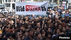 Armenia -- Employees of the Spayka company protest outside a court in Yerevan against the arrest of its chief executive, Davit Ghazarian, April 8, 2019.