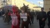Росія: в Москві затримали активістів в костюмах рака і оленя