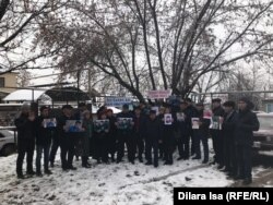 Дулат Ағаділмен қоштасу рәсіміне келген белсенділер. Шымкент, 27 ақпан 2020 жыл.