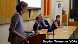 Зліва направо: Енн Еплбаум, Володимир В'ятрович, Лорд Рісбі та Полін Латам на обговоренні Голодомору у Лондоні 9 жовтня 2017р.