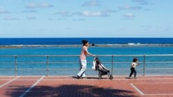 Majka sa djecom na plaži Las Canteras nakon što su prvi put nakon šest sedmica djelomično ukinuta ograničenja uvedena zbog pandemije,otok Gran Canaria, Španija, 26. april 2020.