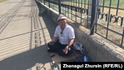 Житель города Актобе Бакытжан Курманов, приковавший себя цепью к ограждению возле здания областной прокуратуры. Актобе, 8 июля 2018 года.