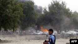دو بمب اوایل صبح سه شنبه در نزدیکی سفارت ایران در بغداد منفجر شد و همزمان یک گروه شورشی سنی مسئولیت انفجارهای مشابه در روز دوشنبه را به عهده گرفت.