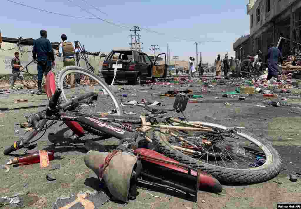 АВГАНИСТАН - Над 56 лица загинаа во бомбашки напади во три авганистански провинции во последните 24, објави германската новинска агенција ДПА.