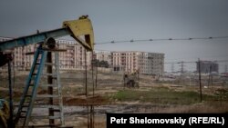 Photogallery: Azerbaijan - Life On The Edge Of An Oil Field