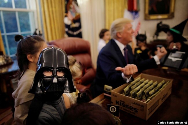Дональд Трамп в Овальном кабинете Белого дома накануне Хэллоуина