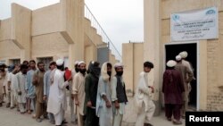 Internally displaced refugees queue for aid at the entrance of a food distribution center in Bannu. (file photo) 