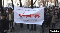 Armenia - Journalists and activists demonstrate in Yerevan to condemn a libel suit filed against the "Zhoghovurd" daily, 30Jan2013.