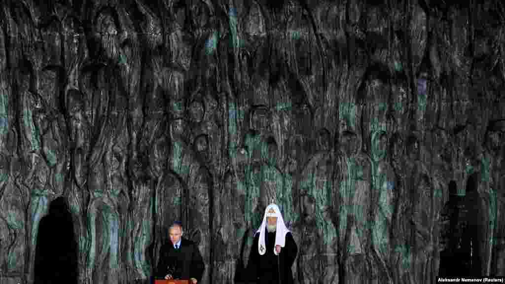 Уладзімір Пуцін і Патрыярх Кірыл падчас адкрыцьця Сьцяны Смутку ў Маскве, помніка ахвярам сталінскіх рэпрэсій.