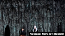 Владимир Путин (слева) и патриарх Кирилл на открытии "Стены Скорби" в Москве. 30 октября 2017 года.