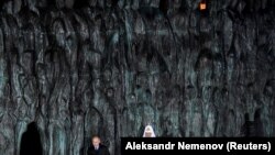 Володимир Путін і патріарх РПЦ Кирило на відкритті меморіалу, Москва, 30 жовтня 2017 року