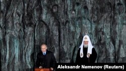 Ресей президенті Владимир Путин мен патриарх Кирилл "Қасірет қабырғасы" ескерткішінің ашылуында. Мәскеу, 30 қазан 2017 жыл.