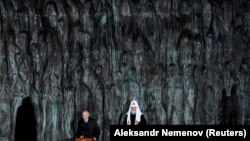 მოსკოვი, 2017 წლის 30 ოქტომბერი: რუსეთის პრეზიდენტი ვლადიმირ პუტინი და პატრიარქი კირილე "გლოვის კედლის" გახსნის ცერემონიაზე