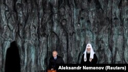 Володимир Путін (ліворуч) і патріарх Кирило на відкритті «Стіни Скорботи» в Москві, 30 жовтня 2017 року