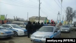 Кішкентай баланың өлімінен кейін халық толқуы болды деген Бурыл ауылындағы көріністер. Жамбыл облысы, Байзақ ауданы. 17 ақпан, 2016 жыл