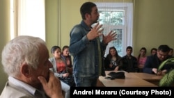 Scriitorii Vladimir Besleagă și Vasile Ernu (centru), la Universitatea din Cahul