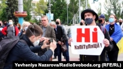Захід, присвячений річниці перебування Володимира Зеленського на посаді президента, відбувався без партійних прапорів, більшість учасників була в захисних масках