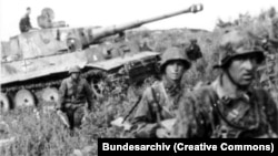 Німецькі піхотинці 2-ї танкової дивізії «Дас Райх» за підтримки танків Panzer VI «Тигр» у боях на Курській дузі. Воронезький фронт. Літо 1943 року
