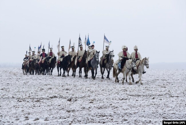 Рэканструктары ў форме арміі Напалеона 1812 году. Вёска Брылі, Беларусь. 25 лістапада 2018 г.