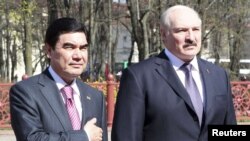 Belarusyň prezidenti Aleksandr Lukaşenka (s) we Türkmenistanyň prezidentini Gurbanguly Berdimuhamedow (ç), Minsk, 2012. 