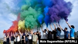 У Tbilisi Pride заявили, що ця, по суті, символічна заява є першим в Грузії випадком внесення у політичний порядок проблем ЛГБТ-спільноти