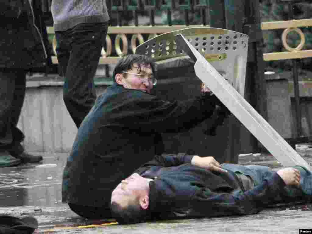 Жертва столкновении демонстрантов с милицией в Бишкеке, 7 апреля 2010