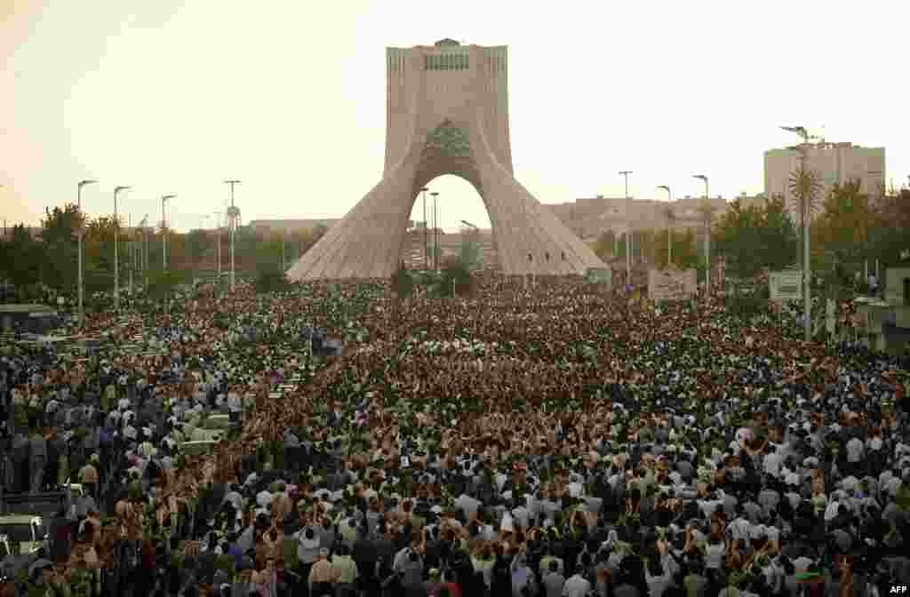 Сотни тысяч людей вышли на улицы Тегерана, чтобы выразить протест против официальных итогов выборов президента Ирана. Акция прошла вопреки запрету властей.