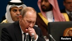 Владимир Путин зевает перед началом заседания саммита в Брисбене