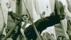 Люди качають на руках тодішнього депутата, колишнього політв’язня Левка Лук'яненка біля будинку українського парламенту, святкуючи проголошення України незалежною державою. Київ, 24 серпня 1991 року 
