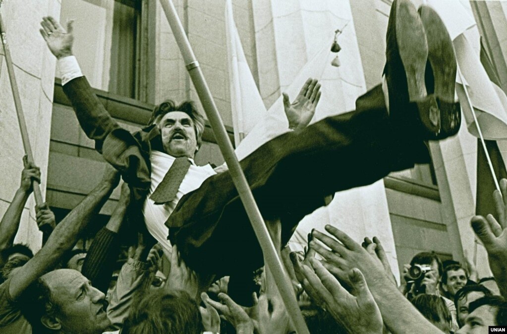 Ukrainasit festuan shpalljen e pavarësisë më 24 gusht, duke ngritur në ajër ish të burgosurin politik, Levko Lukyanenko. Ai ishte njëri ndër themeluesit e Grupit ukrainas të Helsinkit më 1976. Lukyanenko po ashtu ishte bashkautor i deklaratës së pavarësisë së vitit 1991.