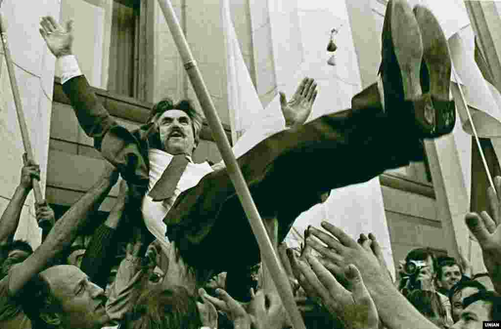 Ukrainians celebrated the August 24 proclamation by tossing former political prisoner Levko Lukyanenko into the air. Lukyanenko was one of the founders of the Ukrainian Helsinki Group in 1976. He was also a co-author of the 1991 independence declaration.&nbsp; &nbsp; 