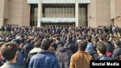 تجمع اعتراضی در دانشگاه شریف.