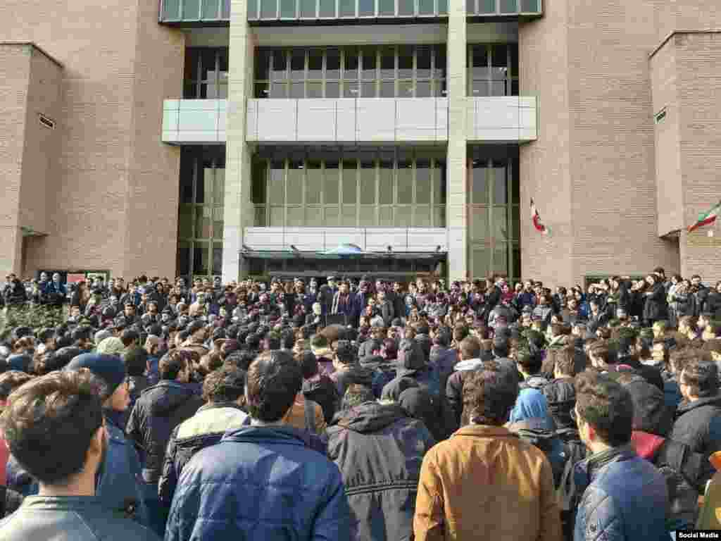 Protestuesit anti-qeveritarë në Teheran, sipas postimeve në mediat sociale, thërrasin parulla kundër udhëheqjes iraniane - 13 janar, 2020.