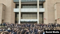 Anti-government protesters at Tehran&#39;s Sharif University on January 13, with demonstrators chanting slogans against the Iranian leadership, according to social-media posts.