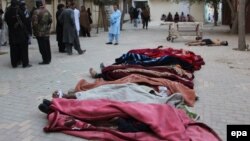 Тела погибших в результате нападения боевиков на полицейское училище в Кветте