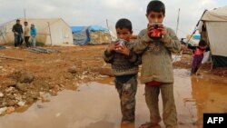 أطفال سوريون في مخيم "باب السلام" على الحدود مع تركيا