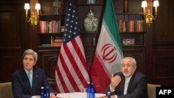 جان کری، وزیر امور خارجه اسبق آمریکا (سمت چپ) و همتای ایرانی‌اش محمدجواد ظریف