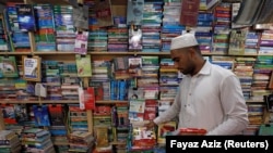 په پېښور کې یو دوکاندار؛ انځور له ارشیف څخه