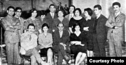 ایرج گرگین (راست) در کنار شماری از کارکنان وقت رادیو و تلویزیون ملی ایران/ رادیو ایران؛ ۱۳۳۹